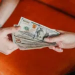 «Свежая зелень»: почему новые доллары в России стали дороже номинала