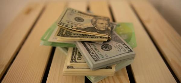 Доллар, евро, юань: почему россияне массово скупают валюту перед Новым годом