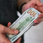 Доллар рухнул до 75 рублей: что происходит с валютой и где ее выгоднее купить