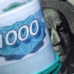 Доллар вновь опустился ниже 77 рублей