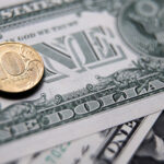 Доллар опустился ниже 75 рублей